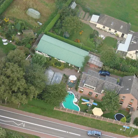Knooppunt70 Bed & Breakfast 4*